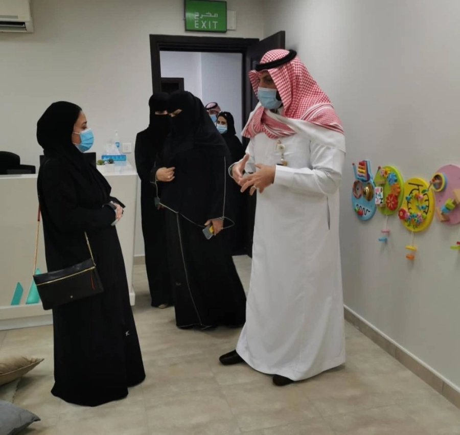 الدكتورة مها السليمان صباح أمس بزيارة لإدارة تعليم جدة