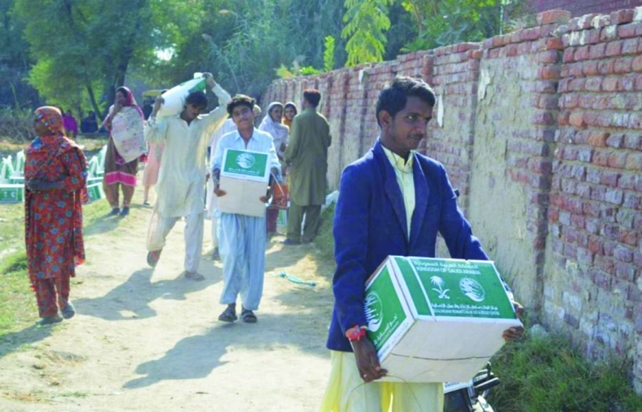 






باكستانيون يتسلمون سلالا غذائية من المركز