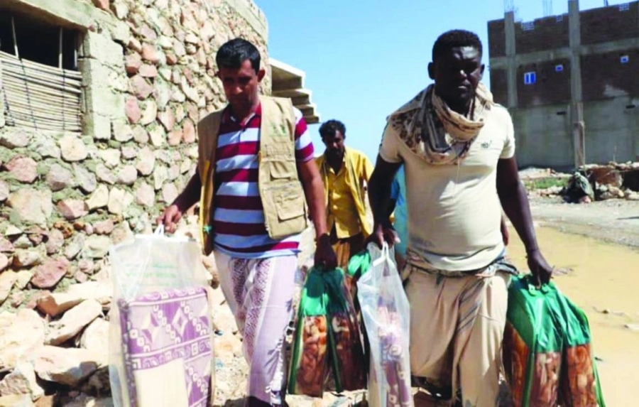 






يمنيون تسلموا مواد إيوائية                           (واس)