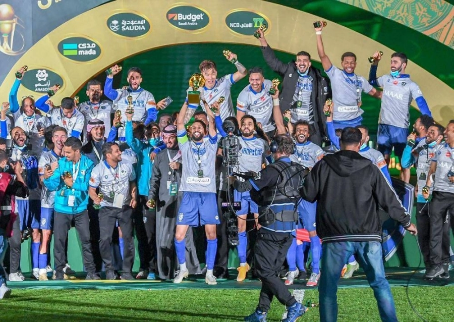 






جانب من تتويج الهلال أمس بكأس خادم الحرمين الشريفين                                                                                        (مكة)