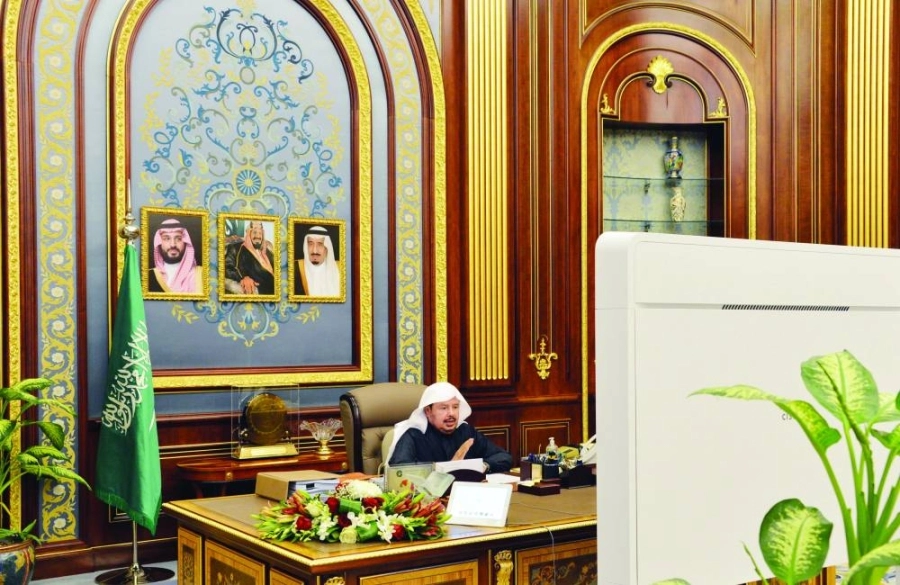 عبدالله آل الشيخ مترئسا الجلسة عبر الاتصال المرئي (مكة) 