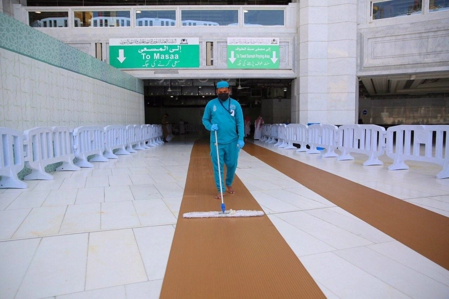 من تطهير وتعقيم المشايات (مكة)