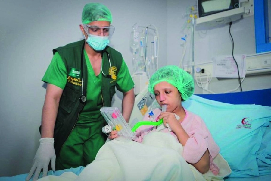 طفلة يمنية بعد إجرائها جراحة في القلب (واس)