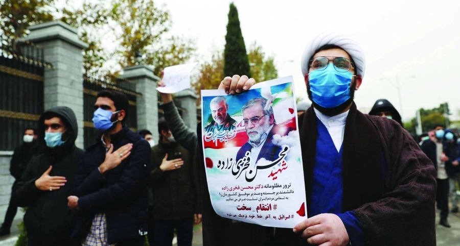 






إيرانيون يحملون صورة محسن فخري زاده                                                     (مكة)