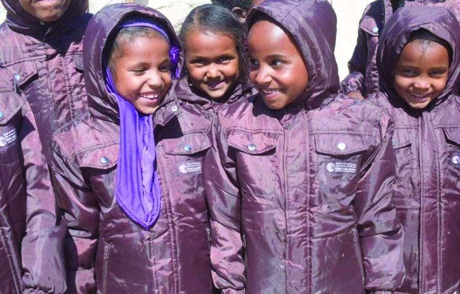 أطفال يمنيون يرتدون الملابس الشتوية (واس)