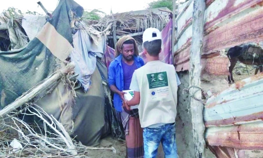 






يمني يتسلم كرتون تمر من أحد المتطوعين