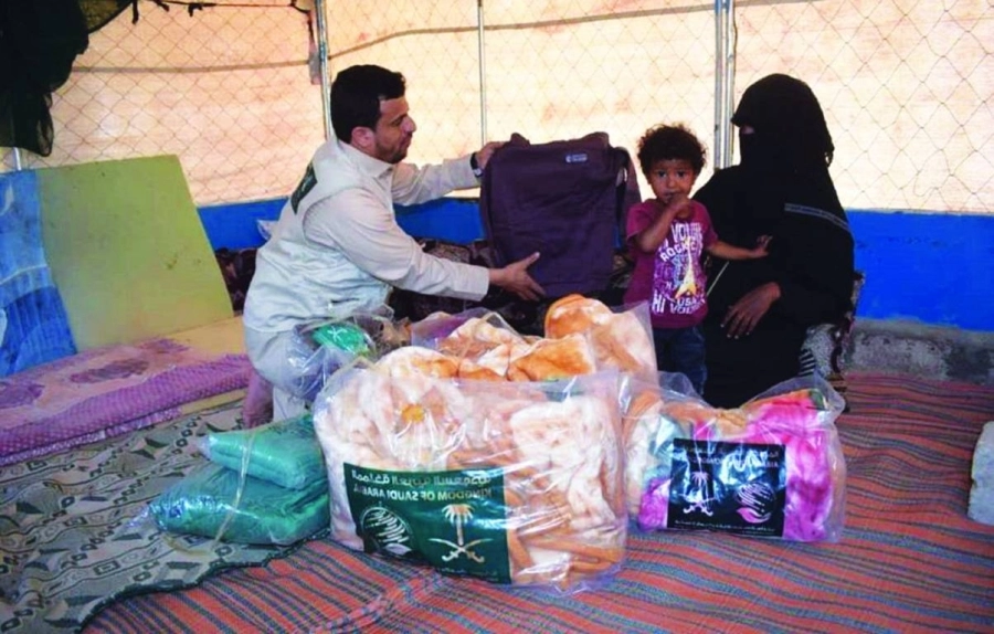 






متطوع بمركز الملك سلمان يسلم حقائب شتوية لأسرة يمنية