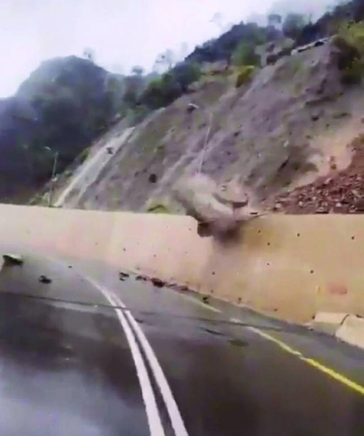 



مقطع متداول لتساقط الصخور جراء الأمطار 