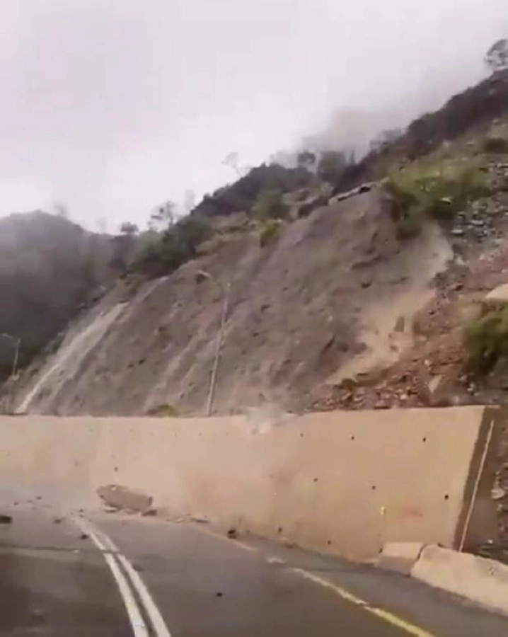 الصخور تساقطت جراء الأمطار