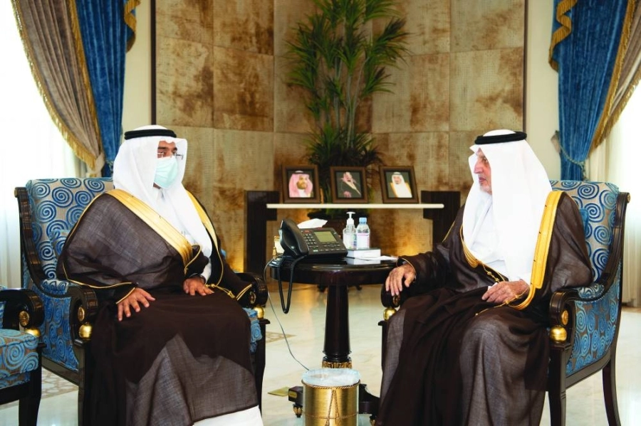 






خالد الفيصل لدى استقباله هاني مؤمنة                                   (مكة)