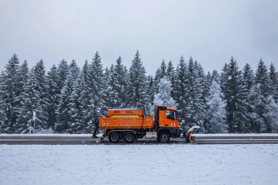 كاسحة ثلج تزيل الثلوج من أحد الطرق في ألمانيا بعد تساقطها في الأيام الأولى من الشتاء
