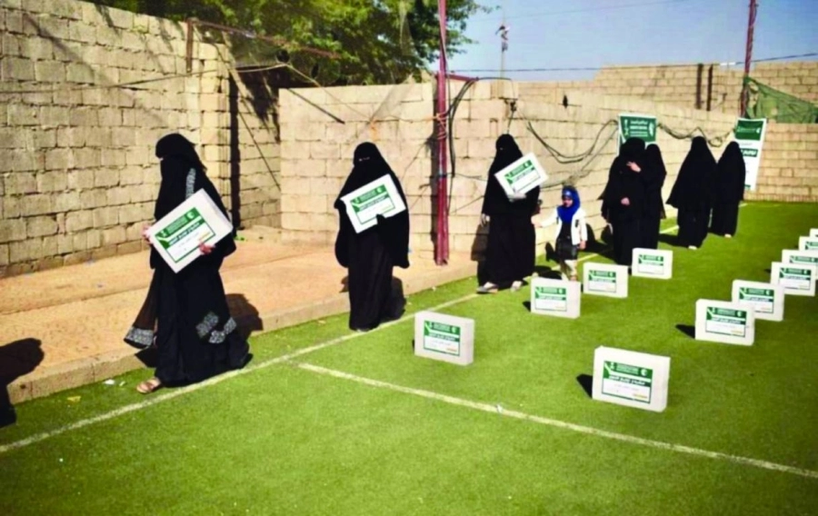 






يمنيات يحصلن على نصيبهن من التمور     (واس)