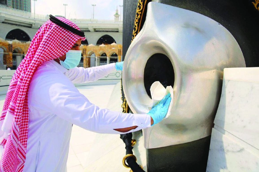 






 من تعقيم الحجر الأسود                                  (مكة)