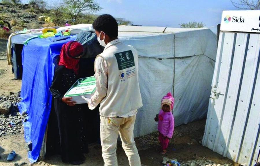 أسرة تتسلم كرتون التمور السعودية (واس)