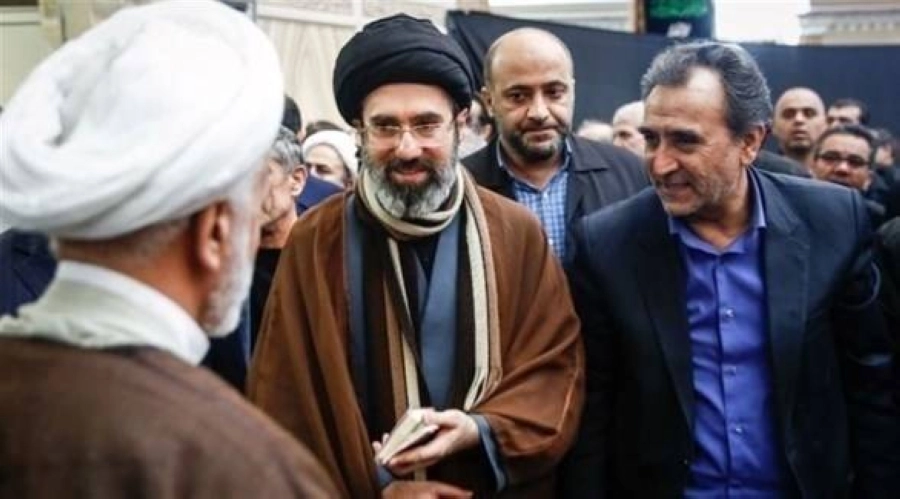 






مجتبى خامنئي محاطا بمسؤولين من الحرس الثوري              (مكة)