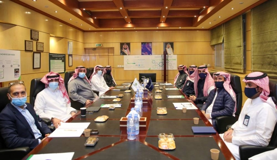 محافظ الجمارك خلال زيارته للبريد السعودي  