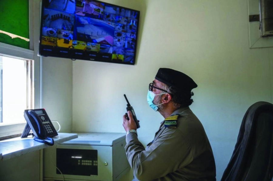 أحد أفراد الأمن المدني في غرفة المراقبة         (مكة)