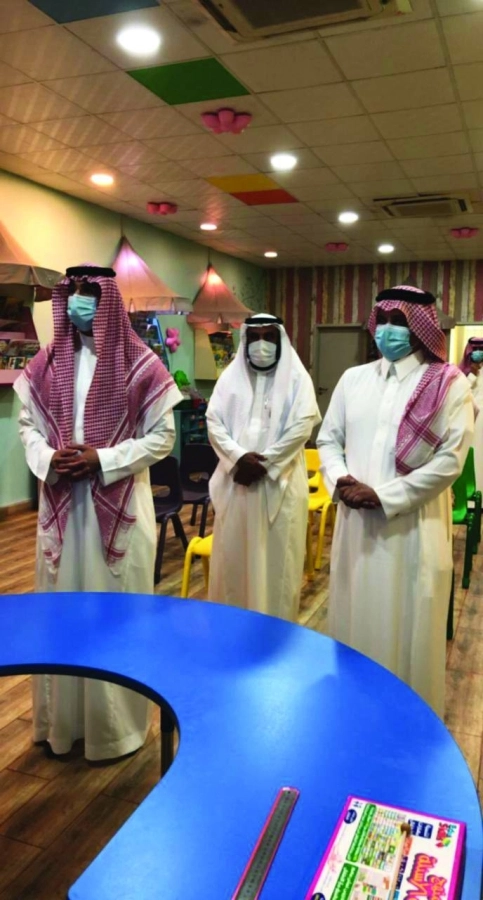 






عواد العواد خلال زيارته مركز التأهيل الشامل                                                 (مكة)