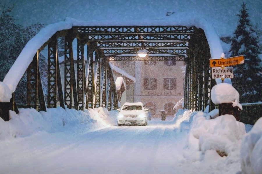 سيارة تسير فوق جسر مغطى بالثلوج شرق تيرول بالنمسا (د ب أ)
