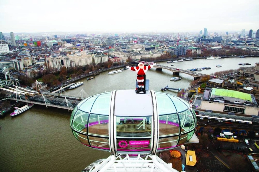 رجل يرتدي زي بابا نويل يقف على ظهر عين لندن بمناسبة بدء موسم الأعياد
