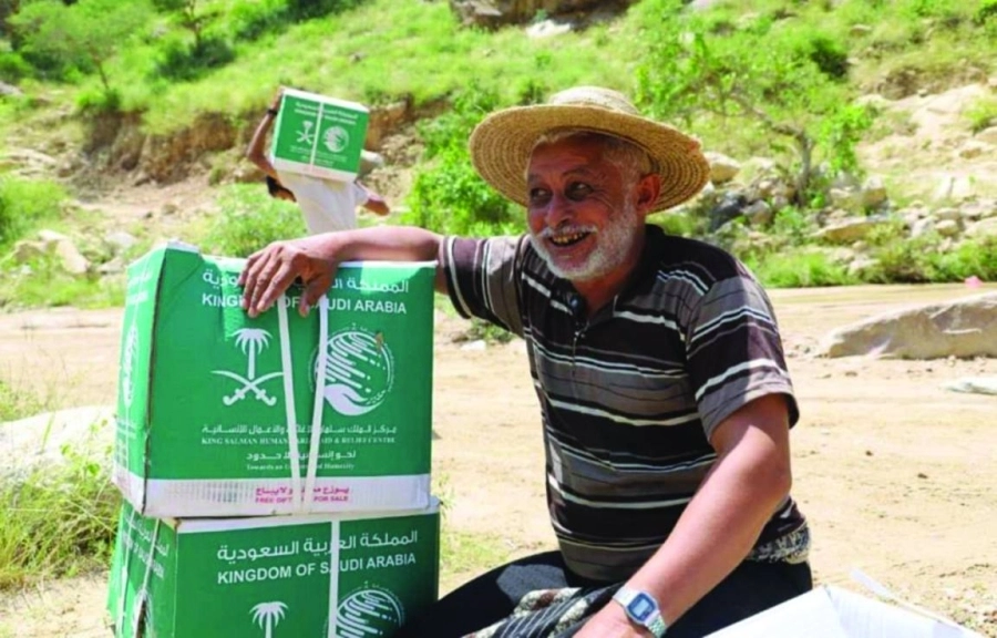 يمني مبتهج بعد تسلمه السلال الغذائية            (واس)