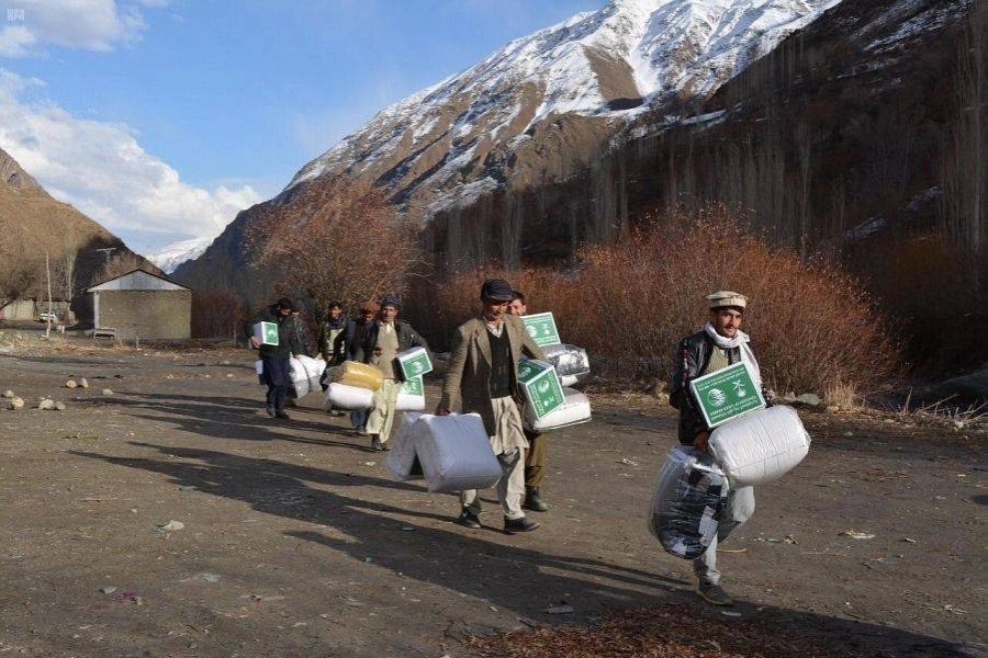 باكستانيون حصلوا على السلال السعودية (واس)