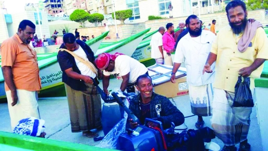 






أحد الصيادين مبتهجا بعد استلام القارب                                                (واس)