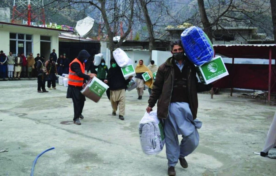 باكستانيون يحملون البطاطين والسلال الغذائية (واس)