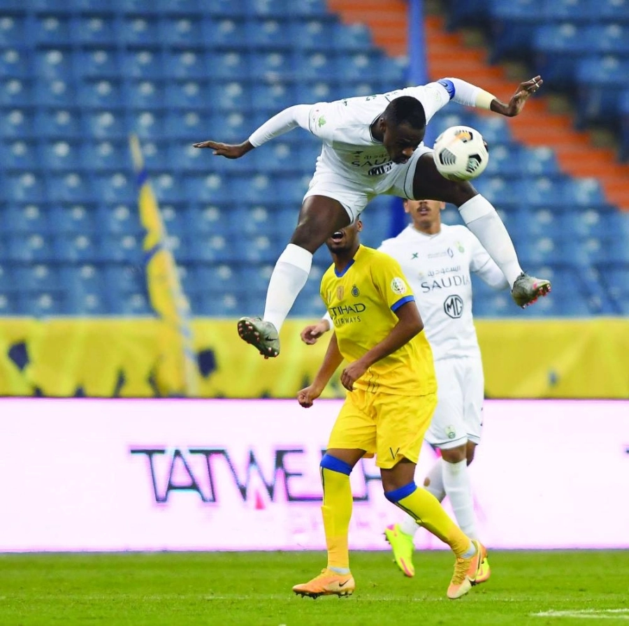 مدافع الأهلي معتز هوساوي يبعد كرة خلال مباراة النصر       (إعلامي الأهلي)