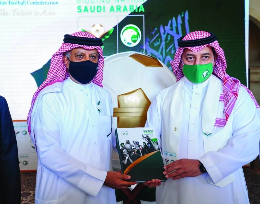 سلمان آل خليفة يتسلم الملف السعودي من ياسر المسحل             (مكة)