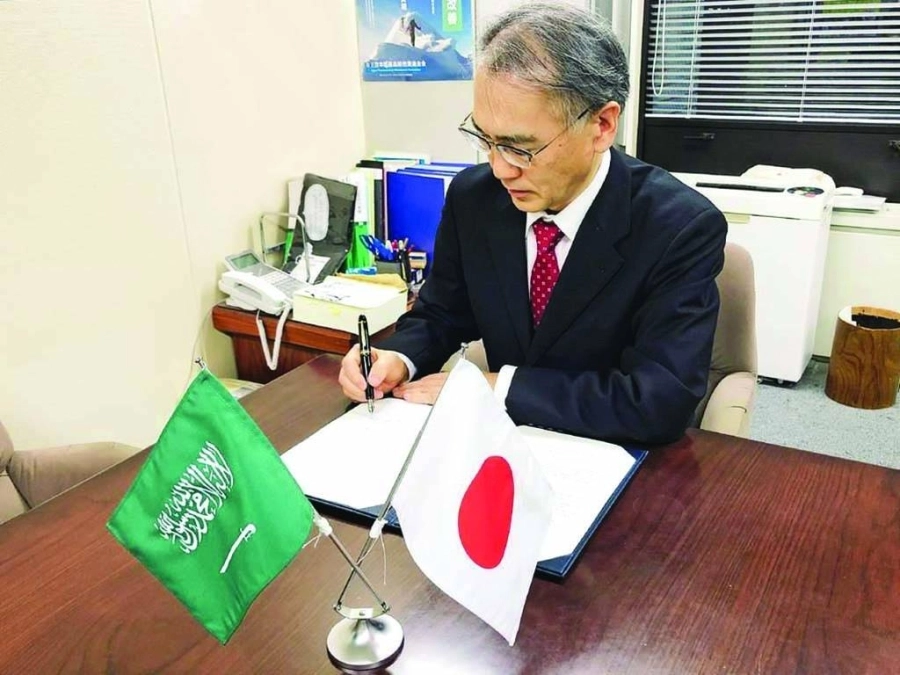 






هشام الجضعي وكاماتا مستواكي خلال  التوقيع                                     (مكة)