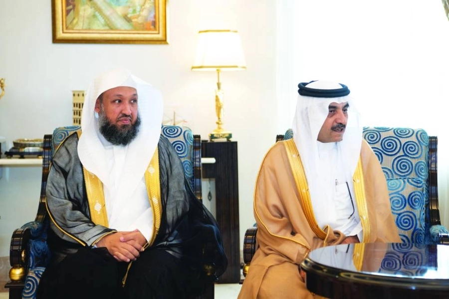 أمير مكة لدى تدشينه المبادرة بحضور معدي القحطاني                        (مكة)