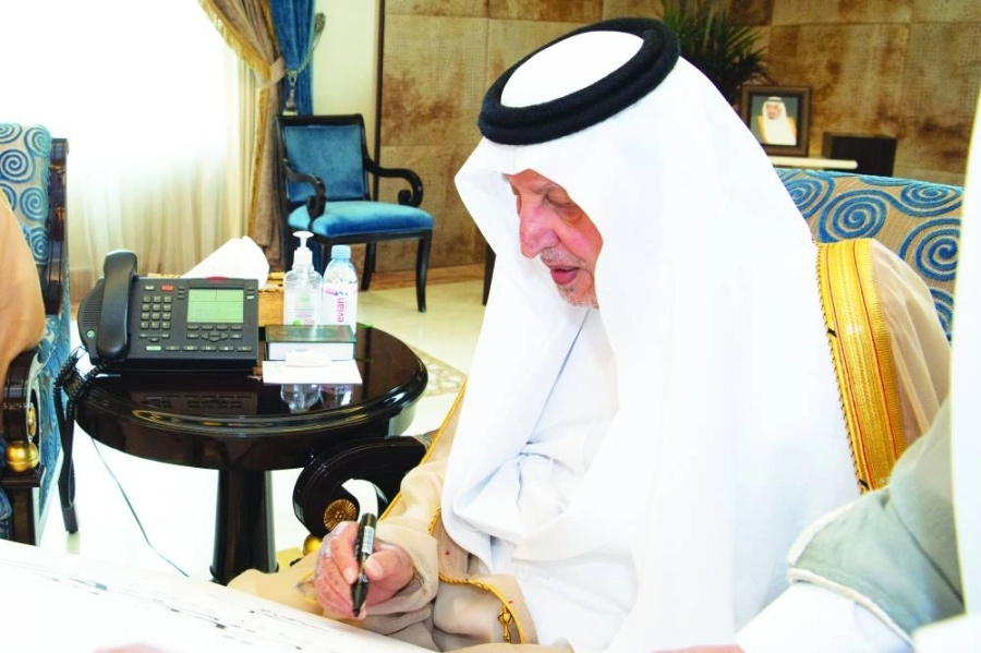 أمير مكة لدى تدشينه المبادرة بحضور معدي القحطاني                        (مكة)