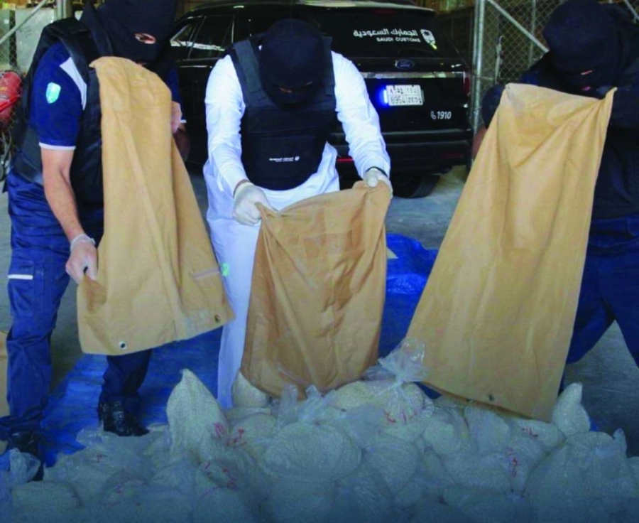 رجال الجمارك خلال ضبط كمية الكبتاجون (مكة)