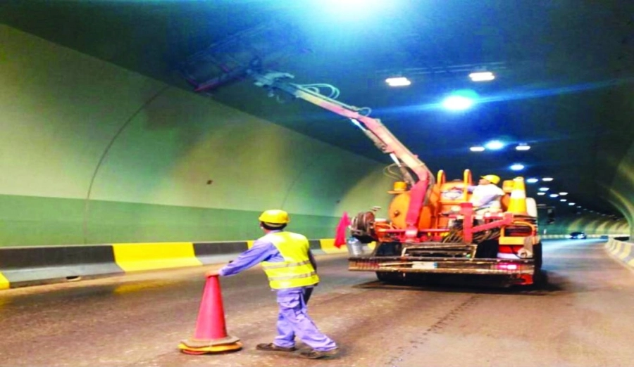 جانب من الصيانة الدورية بالأنفاق                 (مكة)