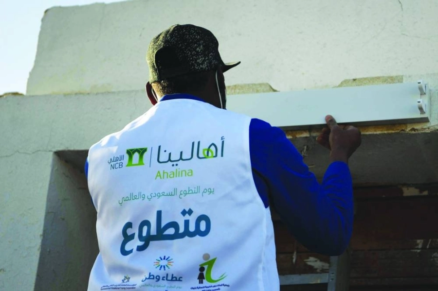 متطوع خلال ترميم أحد المنازل (مكة)