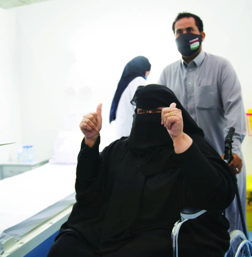 أول مواطنة تتلقى لقاح كورونا               (مكة)