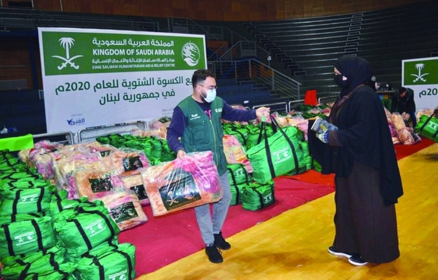 لبنانية تتسلم حقيبة شتوية          (واس)