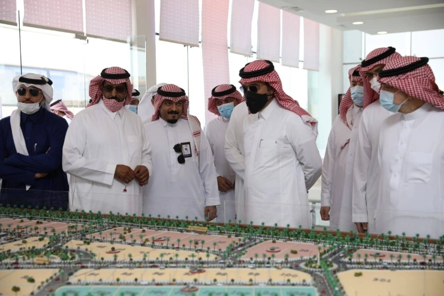 الوزير الحقيل خلال زيارته يوجه بطراز معماري موحد لمخطط درب الحرمين بقلب جدة