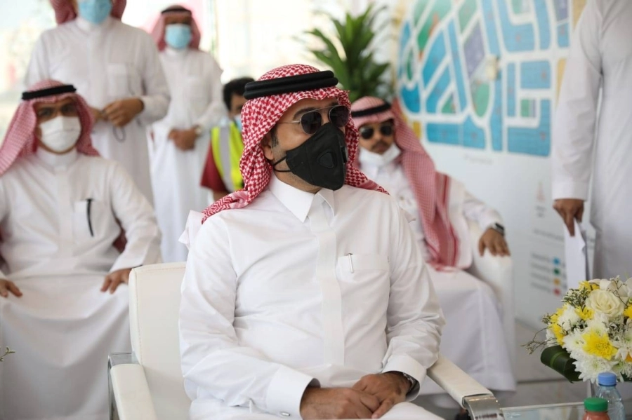 الوزير الحقيل خلال زيارته يوجه بطراز معماري موحد لمخطط درب الحرمين بقلب جدة