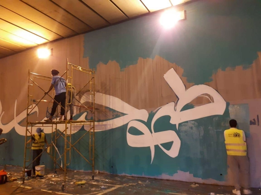 أمانة جدة تجمل الجسور بأعمال الموهوبين في الخط العربي