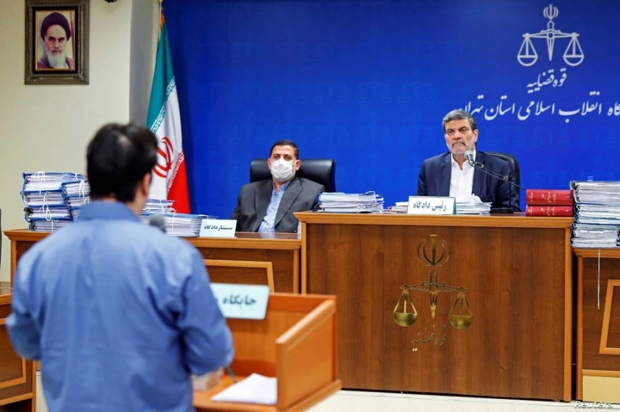 زام أمام المحكمة الصورية قبل إعدامه                           (مكة)