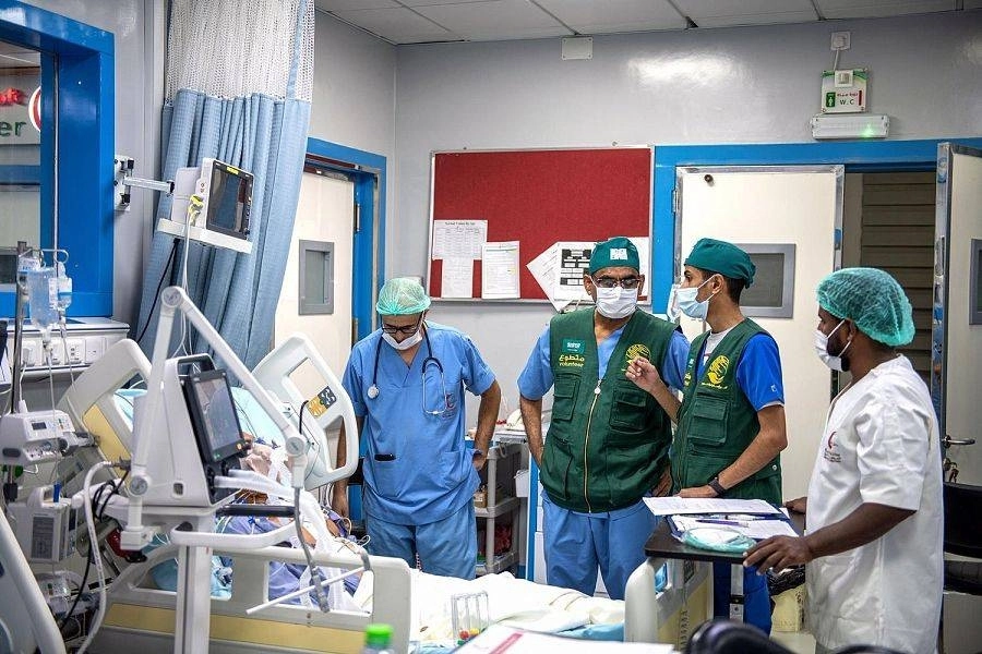 






أطباء مركز الملك سلمان يتابعون حالة مريض                            (واس)