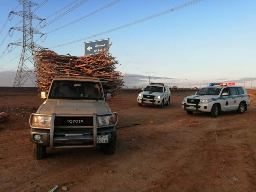 فرق الوزارة خلال ضبط سيارات الحطب (مكة)