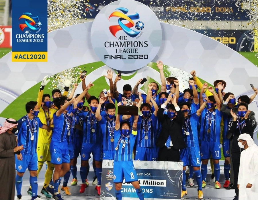 






لاعبو أولسان الكوري يحتفلون بكأس البطولة                                                        (مكة)