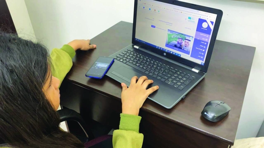 طالبة خلال أداء الاختبار عن بعد (مكة)