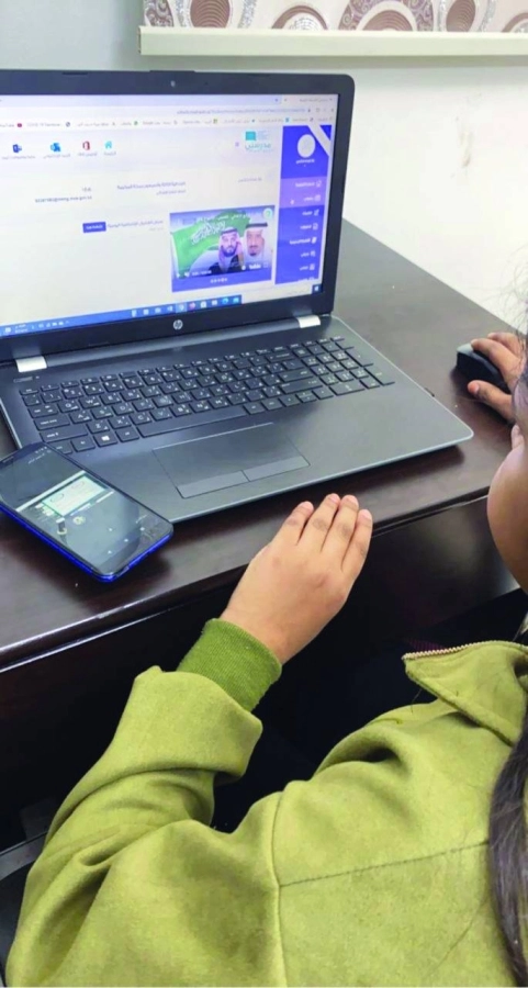 طالبة خلال أداء الاختبار عن بعد (مكة)