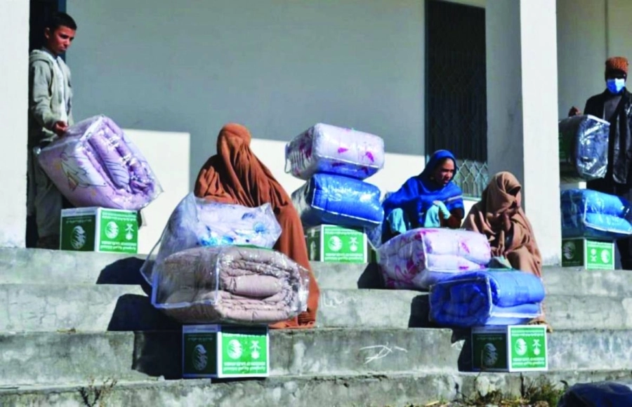 سيدات حصلن على الحقائب الشتوية (واس)