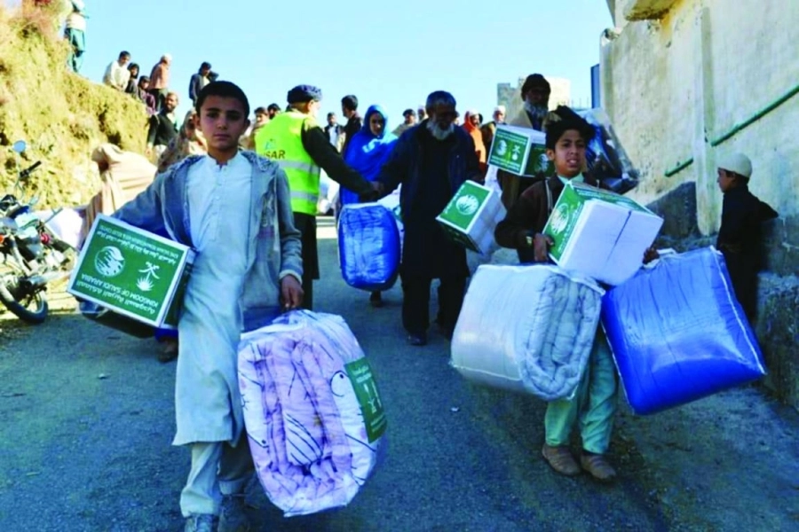 أطفال من باكستان يحملون الحقائب الشتوية (واس)