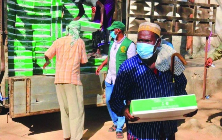 



صومالي يحمل كرتون تمر سعودي   (واس)